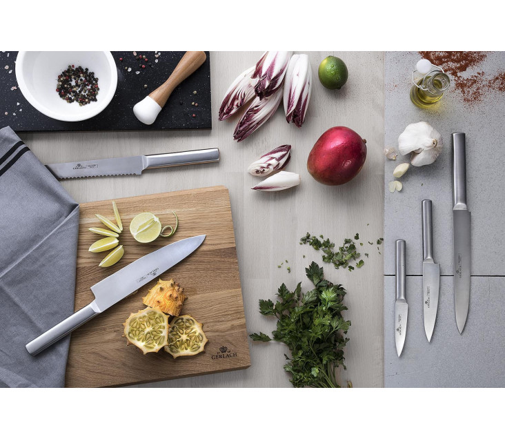 Sada nožů v ocelovém bloku...