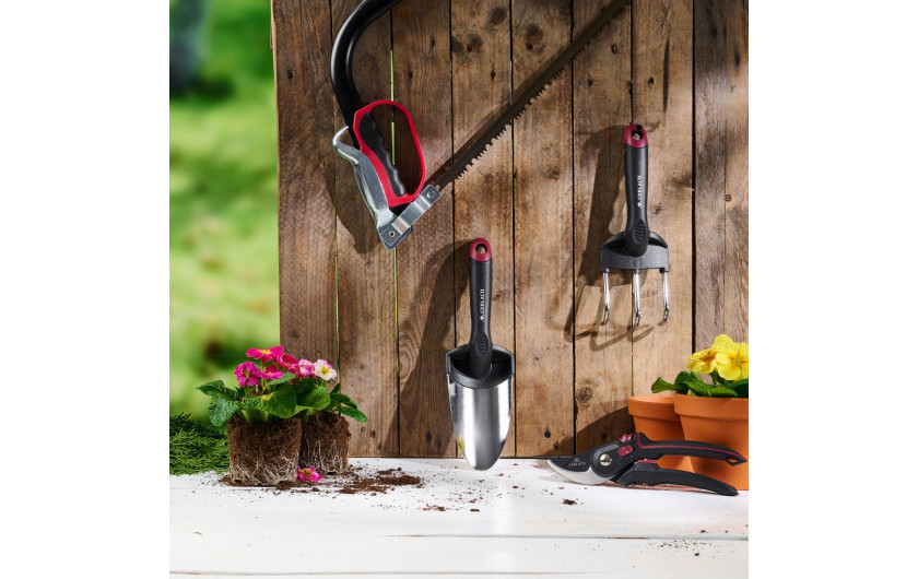 Úzká ocelová špachtle