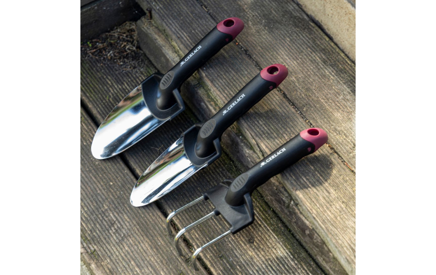 Úzká ocelová špachtle